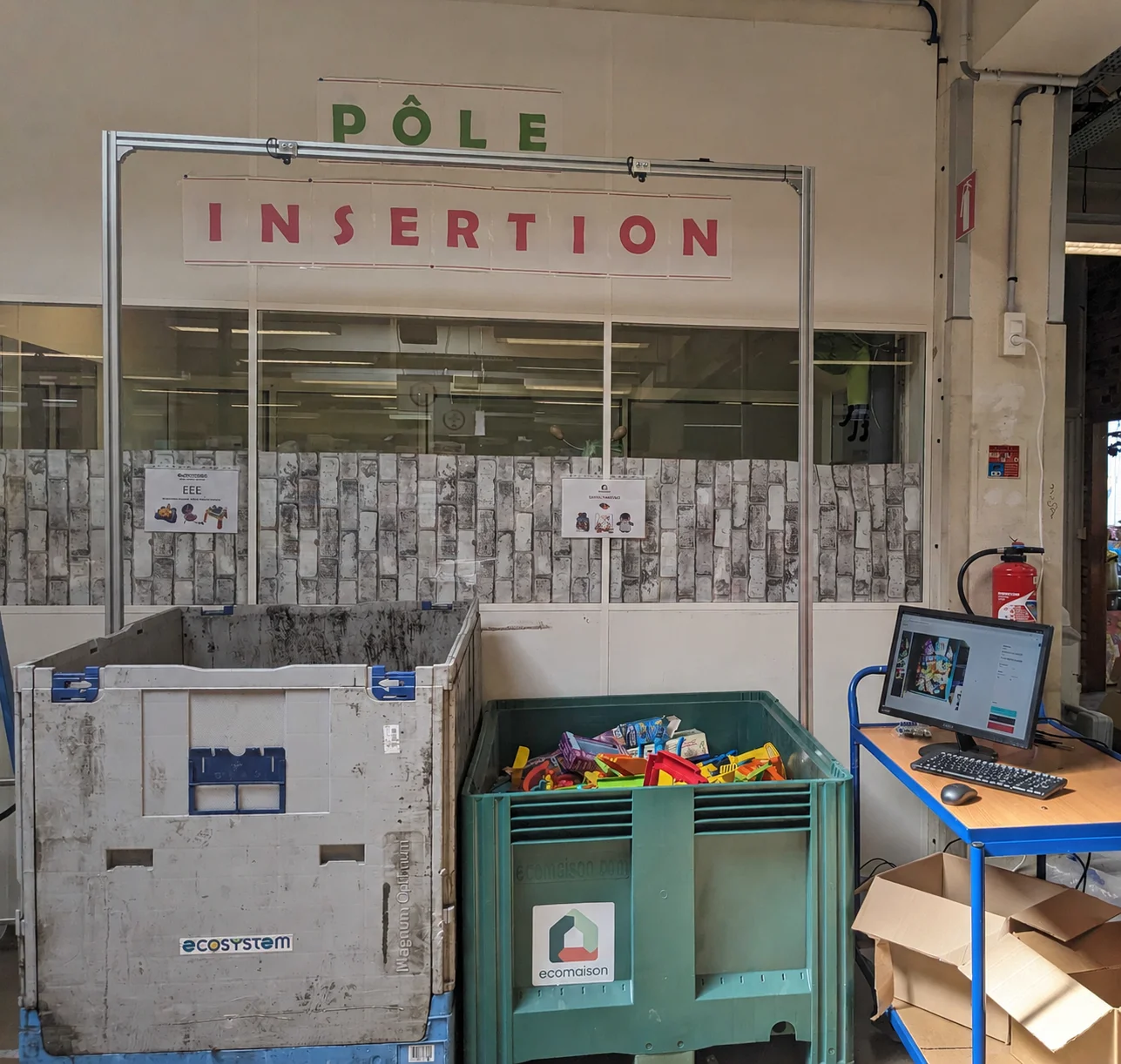 Vision arch installed above a toy bin at Ecomaison